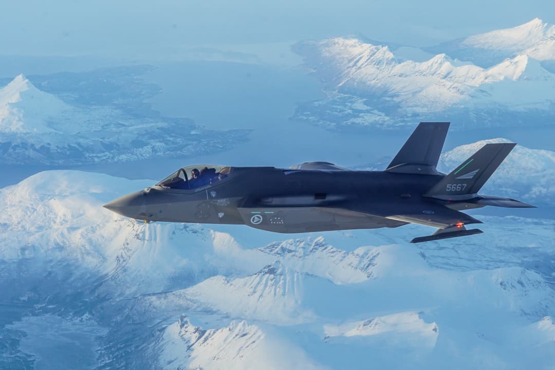 Jagerfly over snødekt fjellandskap.